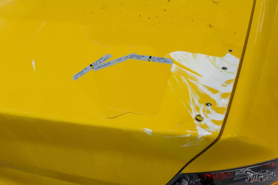 Частичная покраска Mitsubishi Lancer Evolution с подбором цвета: старая краска снялась вместе с пленкой!